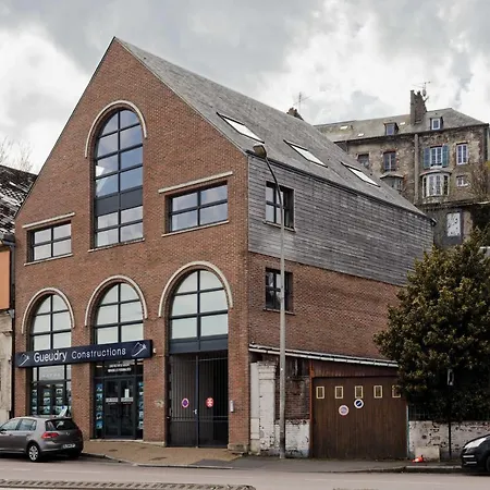 L' Annexe Du Cosmopolitain *